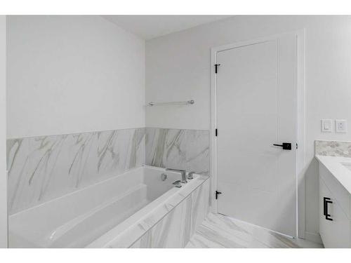 370 Corner Glen Way Ne, Calgary, AB - Indoor Photo Showing Bathroom