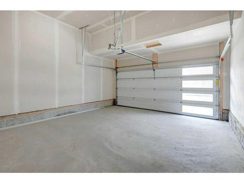 370 Corner Glen Way Ne, Calgary, AB - Indoor Photo Showing Garage