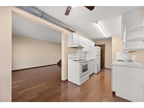 3-6147 Buckthorn Road Nw, Calgary, AB - Indoor Photo Showing Kitchen