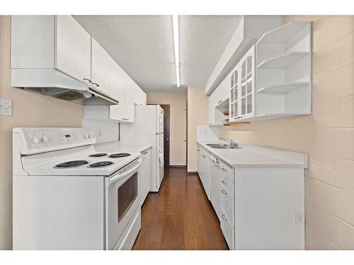 3-6147 Buckthorn Road Nw, Calgary, AB - Indoor Photo Showing Kitchen