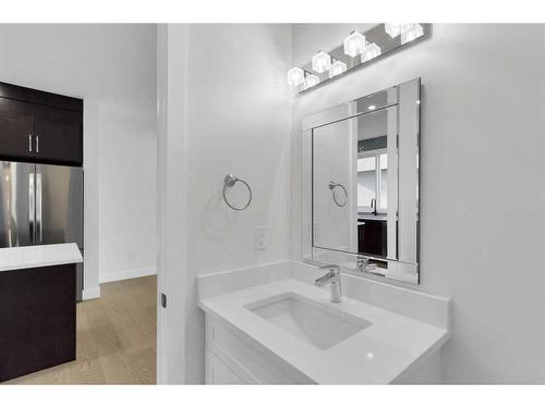 5224 21 Street Sw, Calgary, AB - Indoor Photo Showing Bathroom