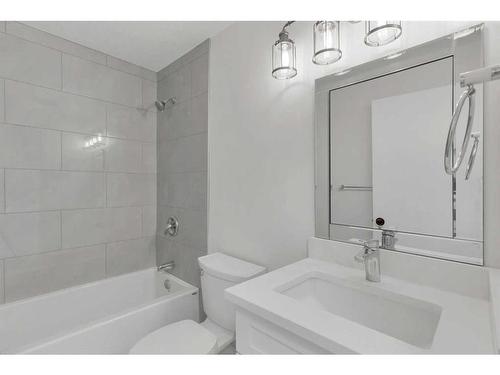 5224 21 Street Sw, Calgary, AB - Indoor Photo Showing Bathroom