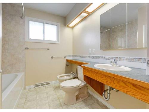 7 Culver Road Nw, Calgary, AB - Indoor Photo Showing Bathroom