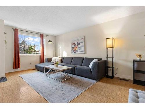 9N-203 Lynnview Road Se, Calgary, AB - Indoor Photo Showing Living Room