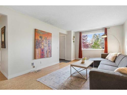 9N-203 Lynnview Road Se, Calgary, AB - Indoor Photo Showing Living Room