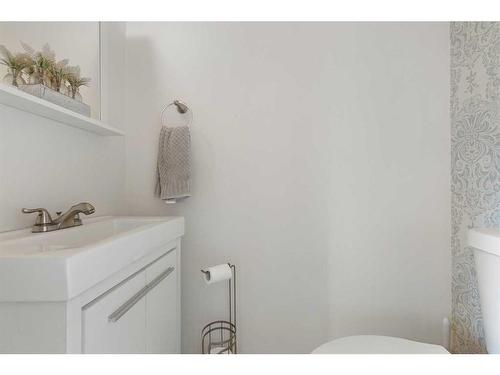 9N-203 Lynnview Road Se, Calgary, AB - Indoor Photo Showing Bathroom