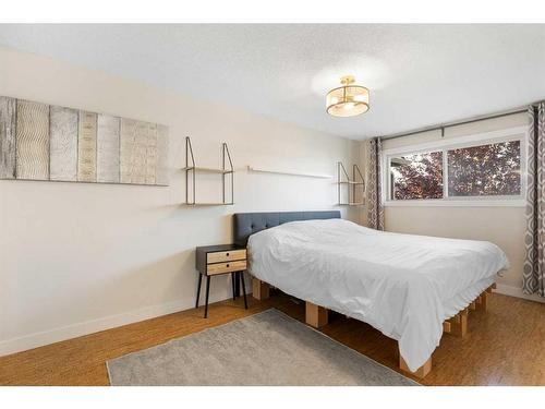 9N-203 Lynnview Road Se, Calgary, AB - Indoor Photo Showing Bedroom