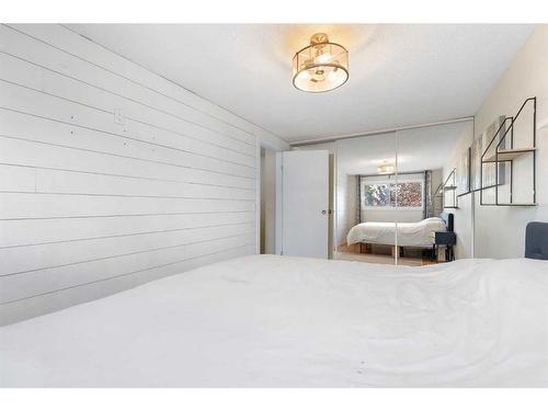 9N-203 Lynnview Road Se, Calgary, AB - Indoor Photo Showing Bedroom