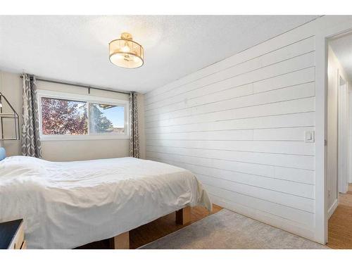 9N-203 Lynnview Road Se, Calgary, AB - Indoor Photo Showing Bedroom