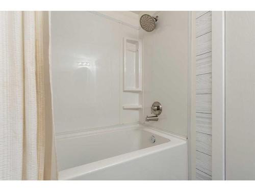 9N-203 Lynnview Road Se, Calgary, AB - Indoor Photo Showing Bathroom