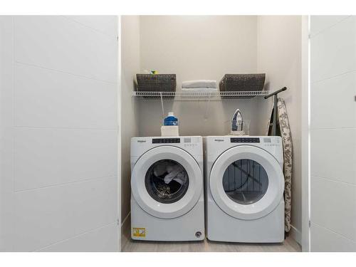 16 D'Arcy Boulevard, Okotoks, AB - Indoor Photo Showing Laundry Room