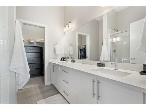 16 D'Arcy Boulevard, Okotoks, AB - Indoor Photo Showing Bathroom