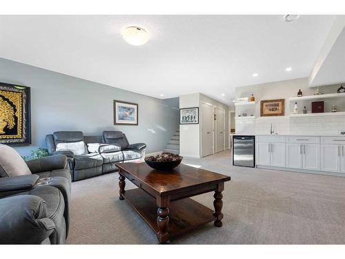 16 D'Arcy Boulevard, Okotoks, AB - Indoor Photo Showing Living Room