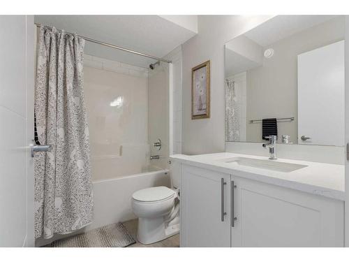 16 D'Arcy Boulevard, Okotoks, AB - Indoor Photo Showing Bathroom