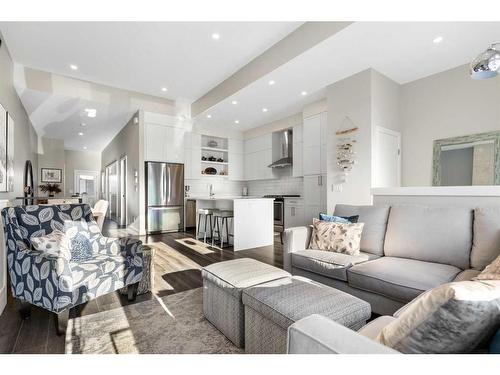 16 D'Arcy Boulevard, Okotoks, AB - Indoor Photo Showing Living Room