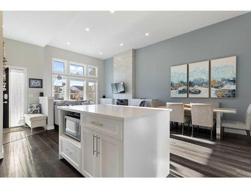 16 D'Arcy Boulevard, Okotoks, AB - Indoor Photo Showing Kitchen With Upgraded Kitchen