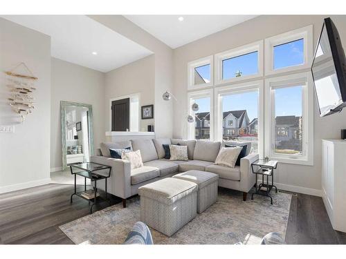 16 D'Arcy Boulevard, Okotoks, AB - Indoor Photo Showing Living Room