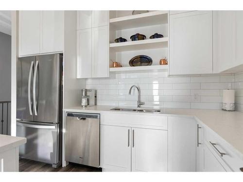 16 D'Arcy Boulevard, Okotoks, AB - Indoor Photo Showing Kitchen With Double Sink With Upgraded Kitchen