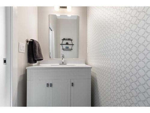 16 D'Arcy Boulevard, Okotoks, AB - Indoor Photo Showing Bathroom