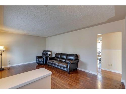 328 Trafford Drive Nw, Calgary, AB - Indoor Photo Showing Living Room