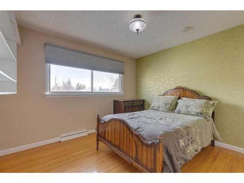 328 Trafford Drive Nw, Calgary, AB - Indoor Photo Showing Bedroom