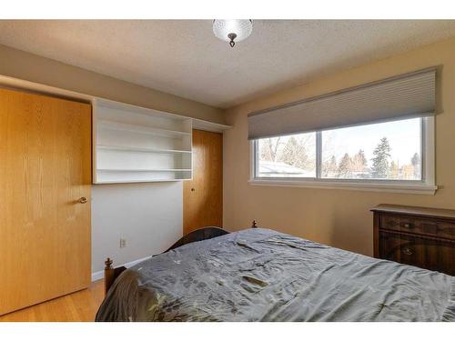 328 Trafford Drive Nw, Calgary, AB - Indoor Photo Showing Bedroom