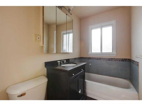 328 Trafford Drive Nw, Calgary, AB - Indoor Photo Showing Bathroom