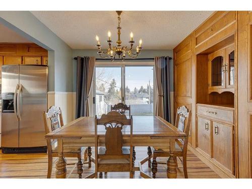 328 Trafford Drive Nw, Calgary, AB - Indoor Photo Showing Dining Room