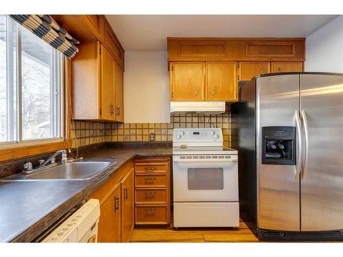 328 Trafford Drive Nw, Calgary, AB - Indoor Photo Showing Kitchen