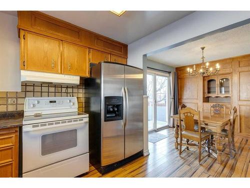 328 Trafford Drive Nw, Calgary, AB - Indoor Photo Showing Kitchen