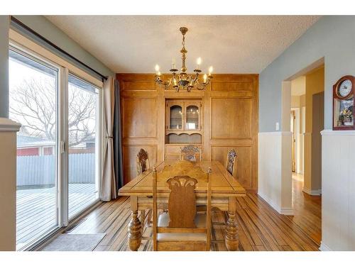 328 Trafford Drive Nw, Calgary, AB - Indoor Photo Showing Dining Room