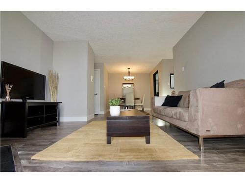 9108-315 Southampton Drive Sw, Calgary, AB - Indoor Photo Showing Living Room