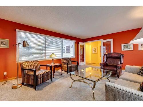 1036 Cannock Place Sw, Calgary, AB - Indoor Photo Showing Living Room