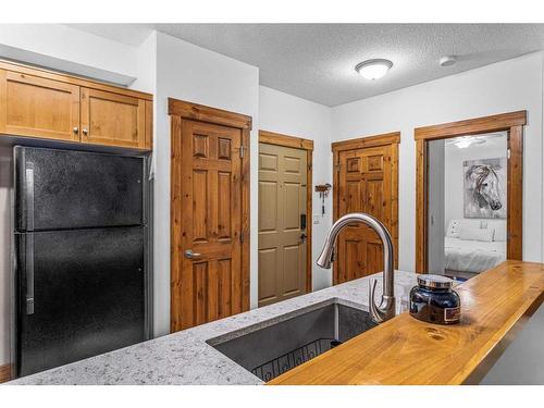 107-155 Crossbow Place, Canmore, AB - Indoor Photo Showing Kitchen