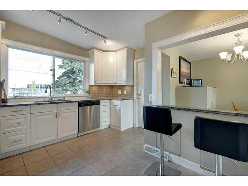 5416 Ladbrooke Drive Sw, Calgary, AB - Indoor Photo Showing Kitchen