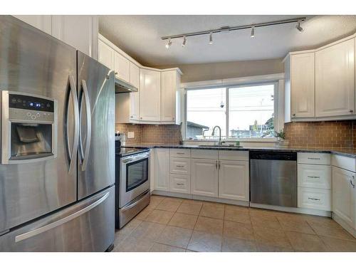 5416 Ladbrooke Drive Sw, Calgary, AB - Indoor Photo Showing Kitchen With Stainless Steel Kitchen