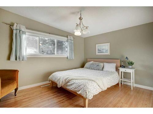 5416 Ladbrooke Drive Sw, Calgary, AB - Indoor Photo Showing Bedroom