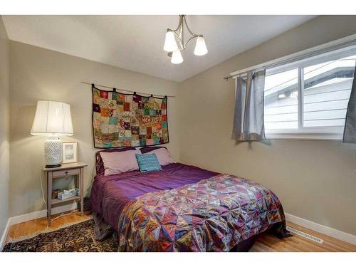 5416 Ladbrooke Drive Sw, Calgary, AB - Indoor Photo Showing Bedroom