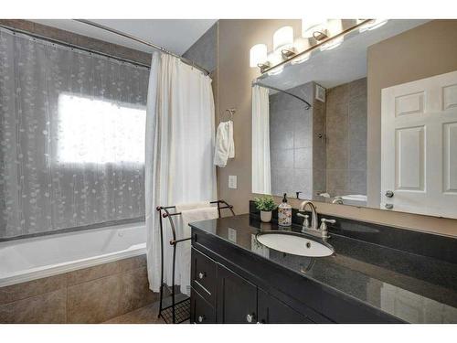 5416 Ladbrooke Drive Sw, Calgary, AB - Indoor Photo Showing Bathroom