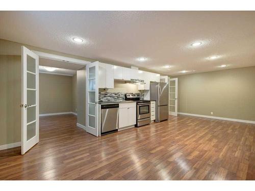 5416 Ladbrooke Drive Sw, Calgary, AB - Indoor Photo Showing Kitchen