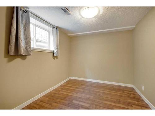 5416 Ladbrooke Drive Sw, Calgary, AB - Indoor Photo Showing Other Room