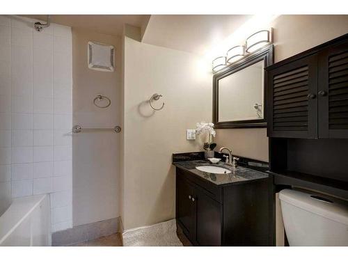 5416 Ladbrooke Drive Sw, Calgary, AB - Indoor Photo Showing Bathroom