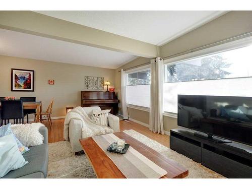 5416 Ladbrooke Drive Sw, Calgary, AB - Indoor Photo Showing Living Room