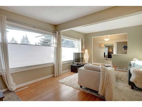 5416 Ladbrooke Drive Sw, Calgary, AB - Indoor Photo Showing Living Room