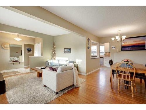 5416 Ladbrooke Drive Sw, Calgary, AB - Indoor Photo Showing Living Room