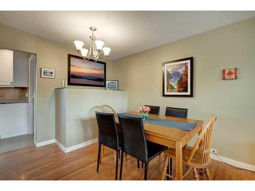 5416 Ladbrooke Drive Sw, Calgary, AB - Indoor Photo Showing Dining Room