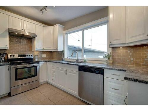 5416 Ladbrooke Drive Sw, Calgary, AB - Indoor Photo Showing Kitchen With Stainless Steel Kitchen With Upgraded Kitchen