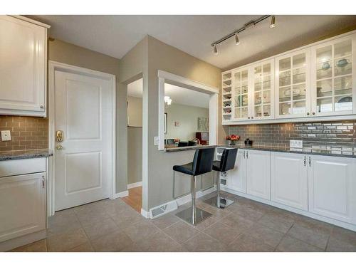 5416 Ladbrooke Drive Sw, Calgary, AB - Indoor Photo Showing Kitchen