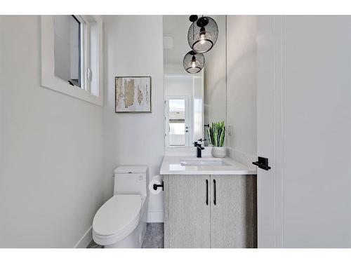 2528 4 Avenue Nw, Calgary, AB - Indoor Photo Showing Bathroom