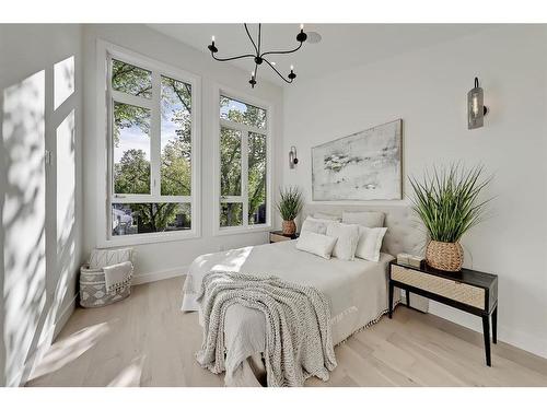 2528 4 Avenue Nw, Calgary, AB - Indoor Photo Showing Bedroom